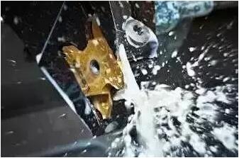 防止切削液發(fā)臭，還鋁合金壓鑄車間一個(gè)良好的環(huán)境